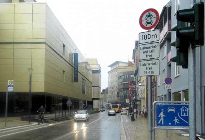 POL-PPWP: Kaiserslautern: Heute mehr Verkehrssünder als sonstDas Durchfahrtsverbot in der Fruchthallstraße im Bereich der "Mall" ist mit dem Verkehrszeichen 260 (rot umrandeter Kreis mit symbolisiertem Motorrad und Auto) klar gekennzeichnet