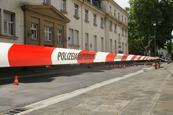 Mittels Flatterband wie auf unserem Symbolbild wurden die Rinder in Zaum bzw. Zaun gehalten