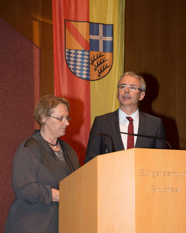 Regierungspräsidentin Nicolette Kressl verpflichtete Landrat Dr. Christoph Schnaudigel feierlich auf eine weitere Amtszeit.