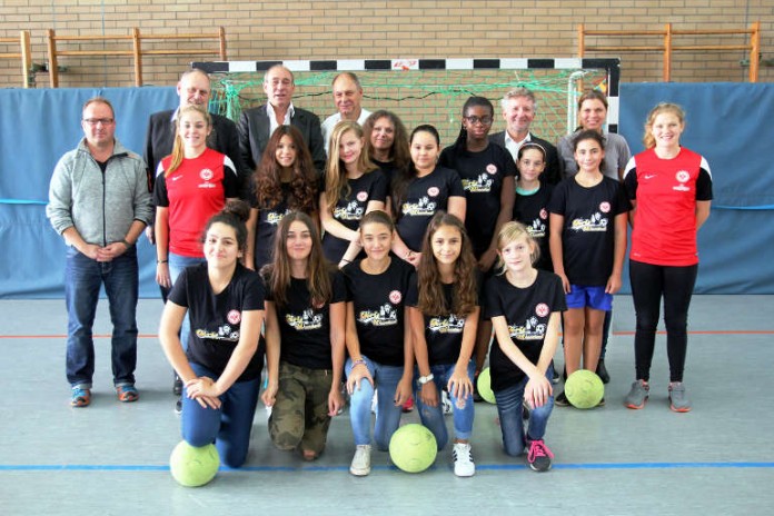 Verantwortliche von Eintracht Frankfurt, der Ernst-Reuter-Schule II und der VGF mit Teilnehmerinnen der Schul-AG