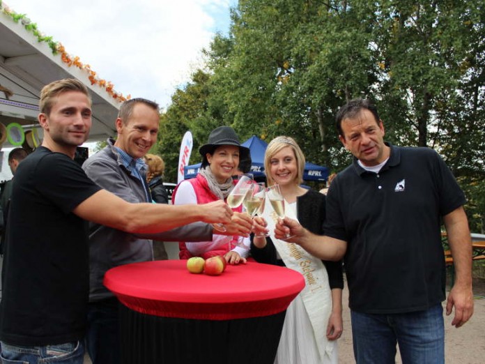 Bürgermeisterin Anja Pfeiffer (mitte) Ortsbürgermeister Ralf Schwarm (2.v.l.) freuten sich, zusammen mit der Beerenweinkönigin (2.v.r.) und dem Event-Team auf die Wanderung