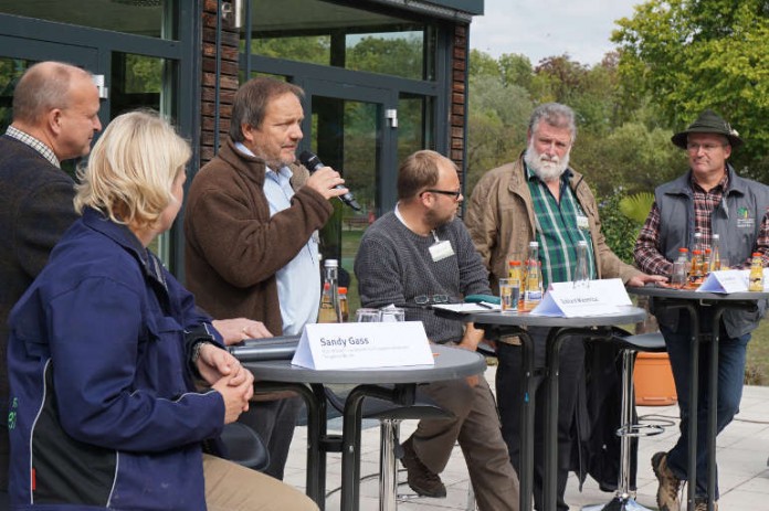 Die Wolfsexperten stellten sich den Fragen der Tiergarten-Besucher