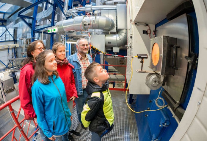 Die AVR UmweltService hatte am Samstag im Rahmen der Energiewendetage den Tag der „grünen Energie“ beim Sinsheimer Biomasseheizkraftwerk veranstaltet