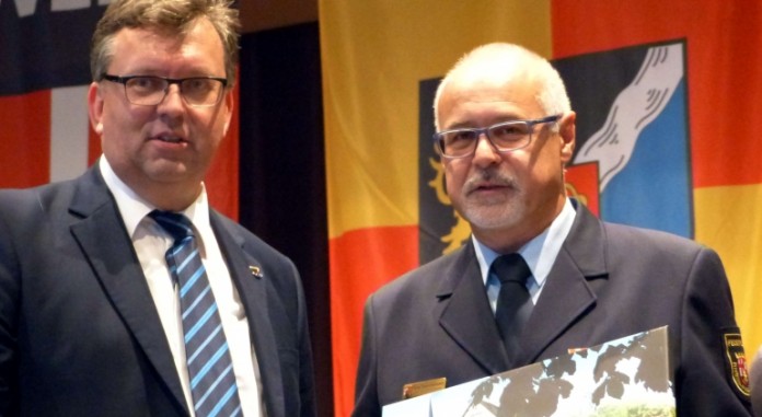 Kreisfeuerwehrinspekteur Uwe Speichermann (r.) und Landrat Clemens Körner
