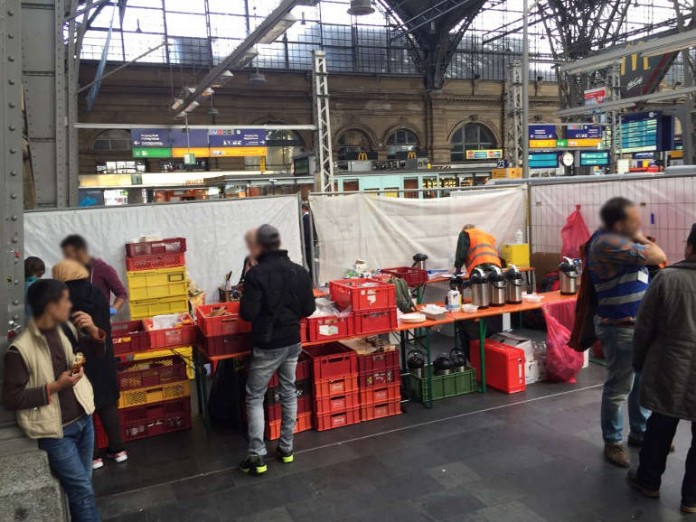 Täglich kommen am Frankfurter Hauptbahnhof zwischen 200 und 400 Flüchtlinge mit regulären Zügen an