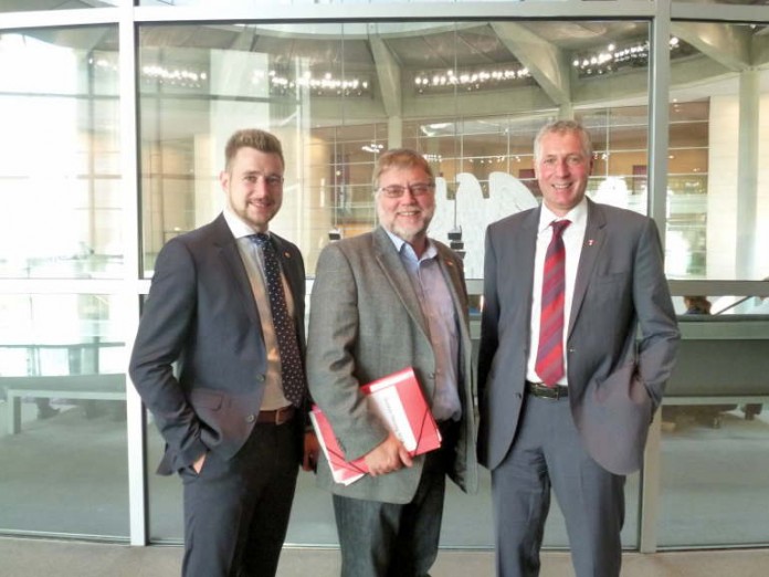 Beigeordneter Peter Kiefer (rechts) und Daniel Helber, persönlicher Referent des Oberbürgermeisters Dr. Klaus Weichel (links) mit Bundestagsabgeordneten Gustav Herzog