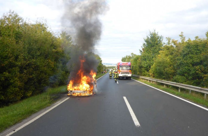 Der PKW brannte auf der Überleitung von der A643 zur A60