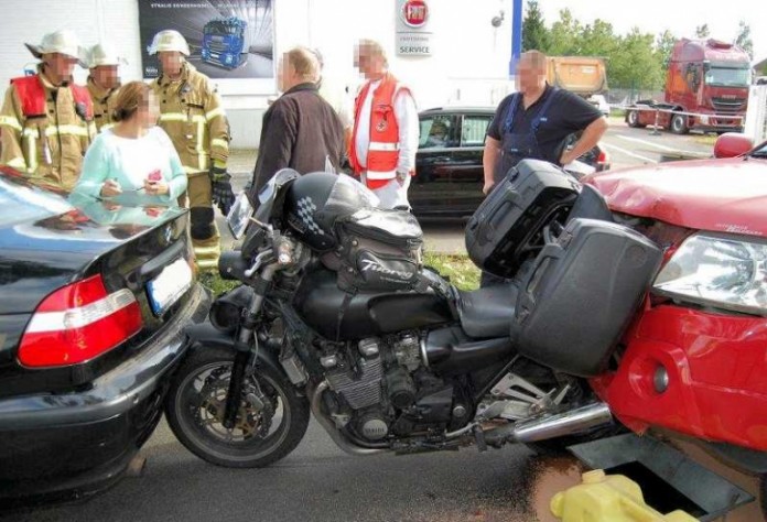 Das Motorrad wurde durch die Wucht des Aufpralls auf den vorderen PKW geschoben und war damit eingekeilt