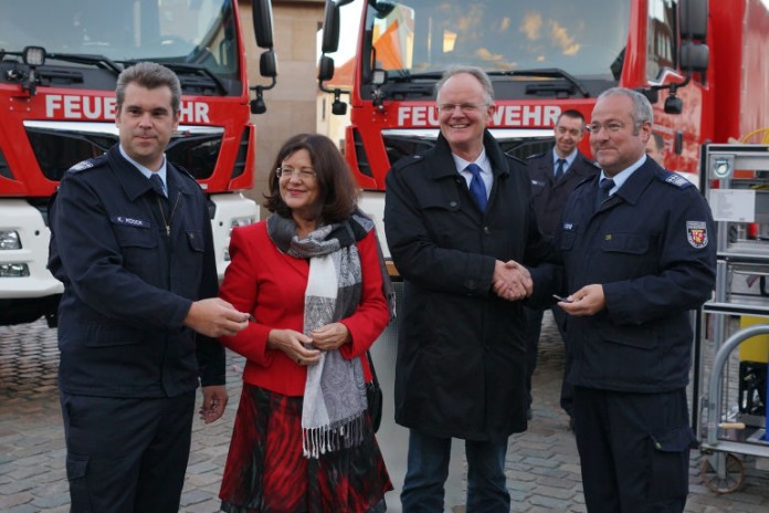 Stellv. Kreisfeuerwehrinspekteur Karsten Moock, Landrätin Theresia Riedmaier, Oberbürgermeister Hans-Dieter Schlimmer, stellv. Stadtfeuerwehrinspekteur Michael Bumb bei der Schlüsselübergabe