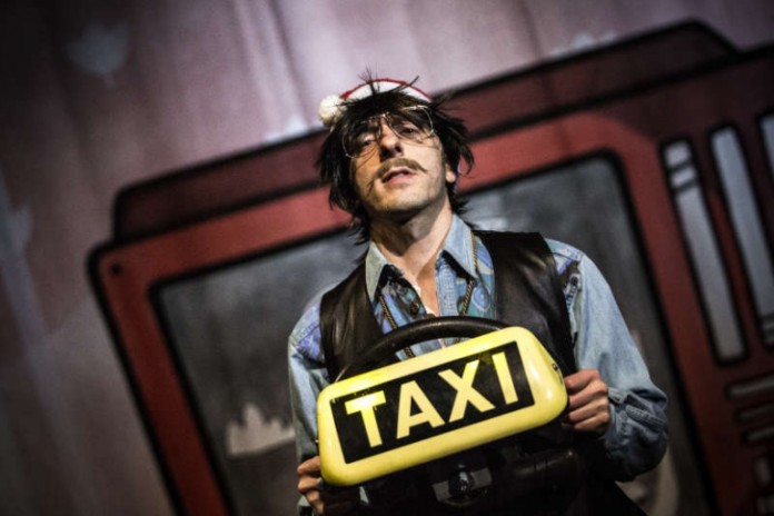 Peter Lindhorst als Taxifahrer in "Weil wir kein Deutsch konnten"