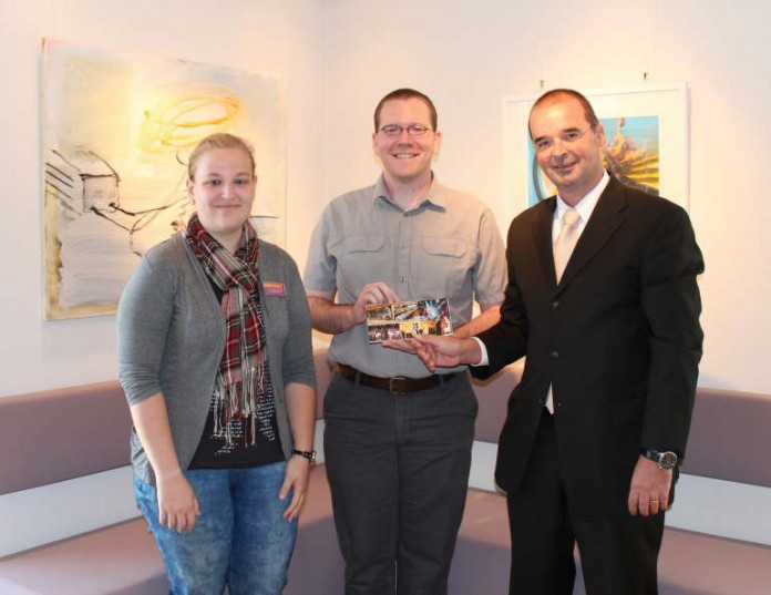 v.r.: Bürgermeister Dr. Peter Degenhardt, Staff Sergeant Aaron Vonderhaar und Michelle Bemme