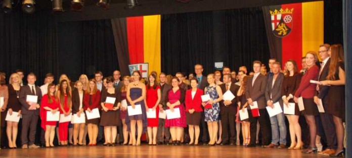 Feierlicher Abschluss der zweijährigen Ausbildung an der Landesfinanzschule Rheinland-Pfalz in Edenkoben: 99 glückliche Finanzwirte – der Nachwuchs der Finanzämter