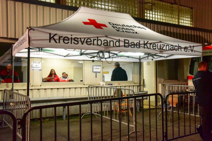 Registrierungsstelle der Notunterkunft kurz vor Eintreffen der Flüchtlinge