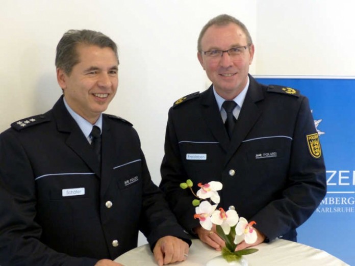 Polizeipräsident Günther Freisleben bei der förmlichen Übergabe an den Postenleiter, Polizeihauptkommissar Ralf Schäfer (links)