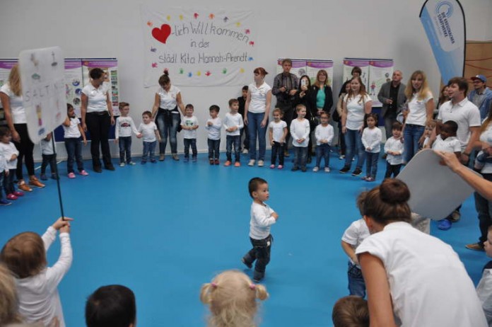 In der Turnhalle begrüßten die Kinder mit den Erzieherinnen die Gäste