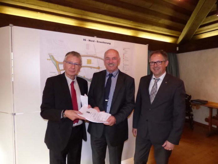 Oberbürgermeister Klaus Weichel, Chee-Siang-Geschäftsführer Peter Willrich und Notar Martin Naumann mit dem Vertrag
