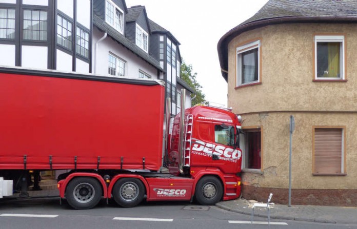 Der LKW prallte gegen das Haus
