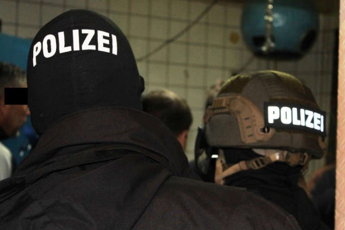 Polizisten durchsuchen ein Nachtlokal in der Kaiserslauterer Innnenstadt