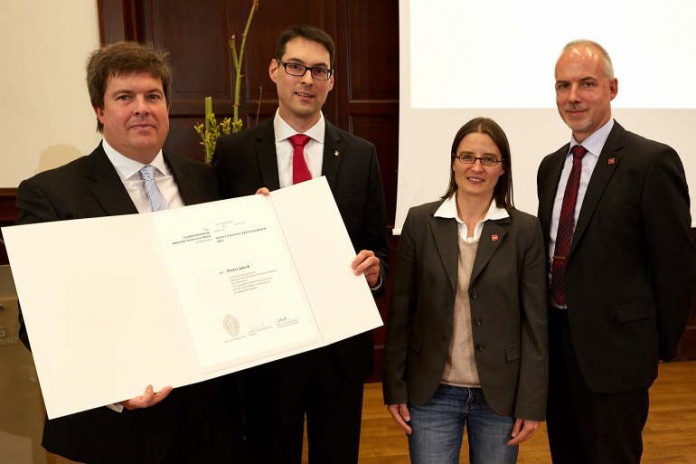 MAINZ Visiting Professor 2015 Prof. Dr. Dieter Jaksch, Prof. Dr. Artur Widera, Prof. Dr. Angelika Kühnle und Universitätspräsident Univ.-Prof. Dr. Georg Krausch (von links)
