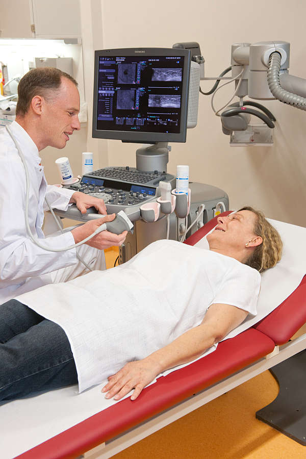 Dr. Michael Golatta, Facharzt am Universitäts-Brustzentrum Heidelberg, untersucht eine Patientin mittels Ultraschall