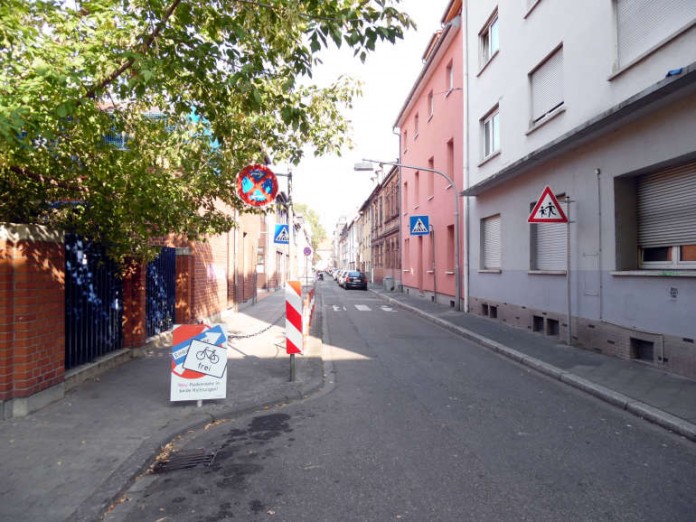 Radverkehr - Plakate weisen auf neue Verkehrsregelung in der Neckarstadt-West hin