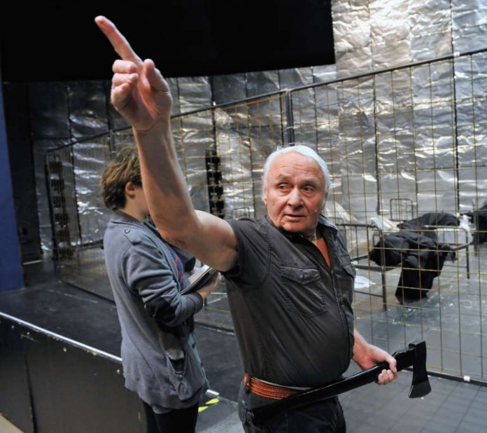 Johann Kresnik (mit Assistentin Miriam Horwitz) bei der Probenarbeit zu „Sammlung Prinzhorn“