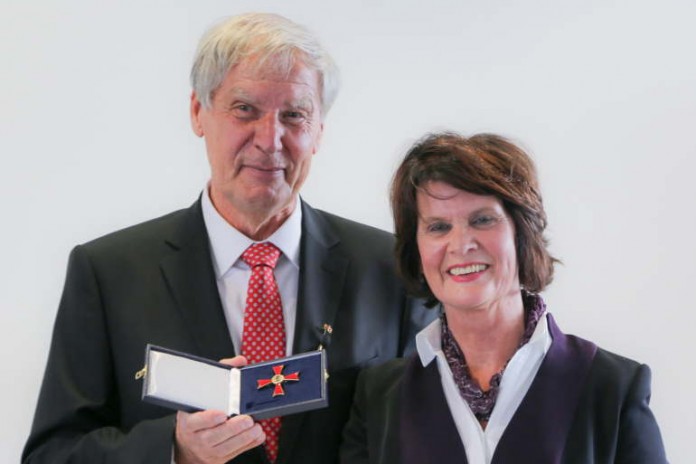 Professor Christoph Huber erhält aus den Händen von Wissenschaftsministerin Vera Reiß das Bundesverdienstkreuz 1. Klasse der Bundesrepublik Deutschland