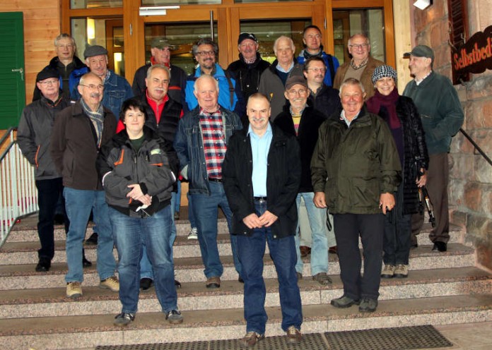Gemeinsames Gruppenfoto vor dem Eingang des Weinbiethauses
