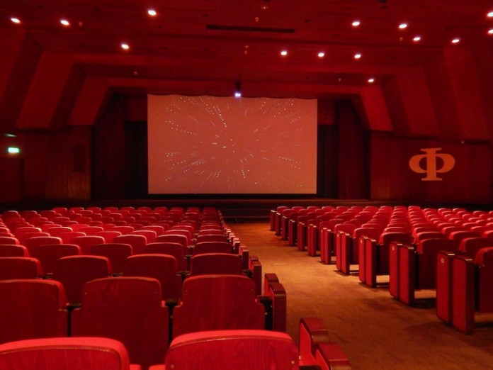 Die Filmvorführungen beginnen jeweils um 17:00 Uhr, der Eintritt kostet 6 Euro und nach dem Film sind alle Zuschauer zu einem Sektempfang eingeladen