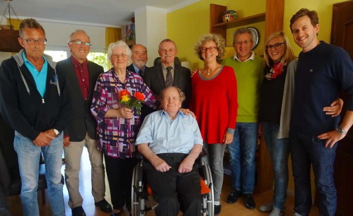 Der Kreisbeigeordnete Adam Schmitt (5.v.l.), der VG-Beigeordnete Wolfgang Böttger (4.v.l.), der Ortsbürgermeister von Bodenheim Thomas Becker-Theilig (2.v.l.) und die Familie gratulieren dem Jubelpaar zum Hochzeitsjubiläum.