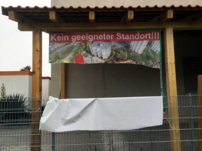 Erst musste es von öffentlichem Platz auf Druck des Ordnungsamtes entfernt werden. Nun wurde das Plakat auf einem Privatgelände von Unbekannten zerschnitten