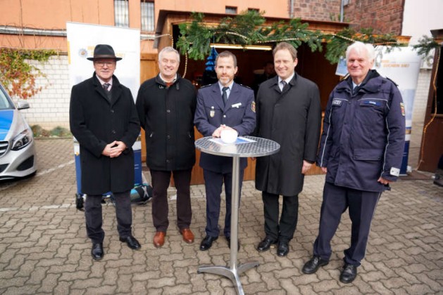 v.l.: Leitender Kriminaldirektor Eberhard Weber, OB Theo Wieder, Polizeioberrat Heiko Arnd, Martin Hebich, Polizeidirektor Peter Traub