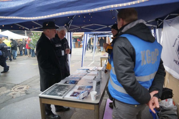 Eberhard Weber und Peter Traub informieren sich am Stand des Vereins KGgP