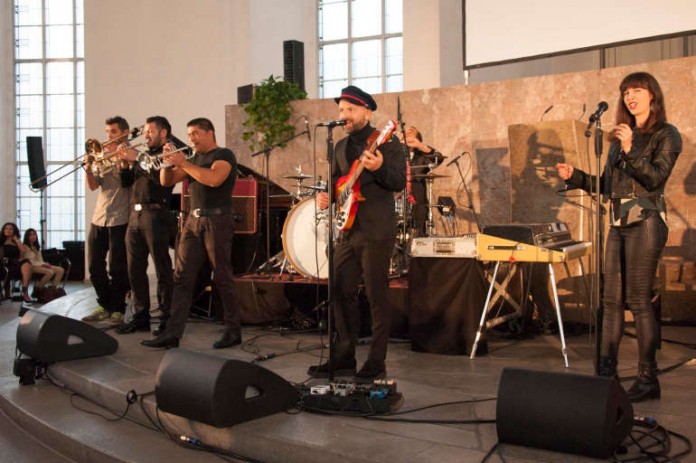 Der weltweit agierende Frankfurter Musiker Shantel hat mit seinem „Bucovina Club Orkestar“ mit Musikern aus acht Ländern den Auftakt zum Programm bestritten