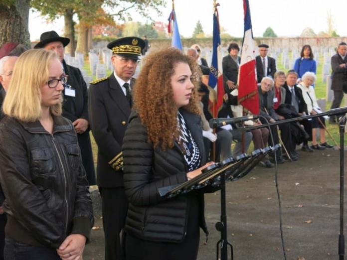 Lea (18) (links) und Hanna (17) bei der Gedenkfeier in Gurs