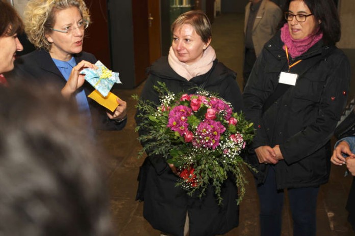 Einen Herbstblumenstrauß und ein kleines Überraschungspräsent erhielt der 111.111te Besucher, eine Lehrerin aus Spanien