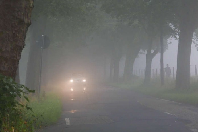 Fahren im Nebel ist anstrengend und gefährlich_ Jährlich ereignen sich mehrere Hundert Unfälle mit Personenschaden – der ADAC gibt Tipps für Fahrten bei schlechter Sicht