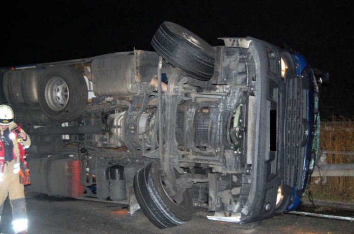 Der verunglückte LKW liegt auf der Seite