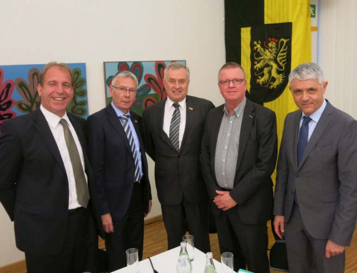 v.l.n.r. Staatssekretär Randolf Stich, Oberbürgermeister Dr. Klaus Weichel, Bezirkstagsvorsitzender Theo Wieder, Moderator Michael Garthe und Oberbürgermeister Dr. Bernhard Matheis