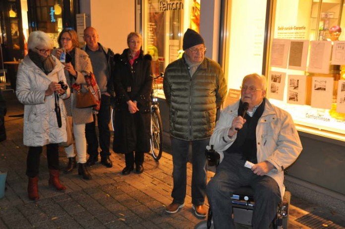 Wolfgang Eberhart erzählte Geschichten von der „bekanntesten Drogerie am Platze“, neben ihm sein Bruder Achim, links Annette Bauer, einst Azubi in der Drogerie-Parfümerie Eberhart