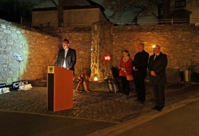 Pfarrer Feuerstein am Pult, v.l. Dr. Dominique Gillebeert, Klaus Dürsch, Oberbürgermeister Ralf Claus