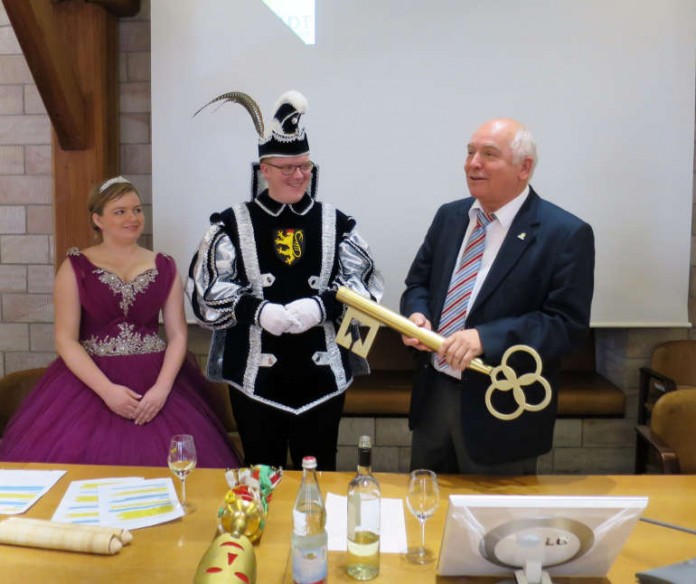 OB Löffler übergibt den Stadtschlüssel „brav“ an Alexandra I. und Kevin I.