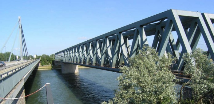 Die derzeitige Rheinbrücke (links im Bild)