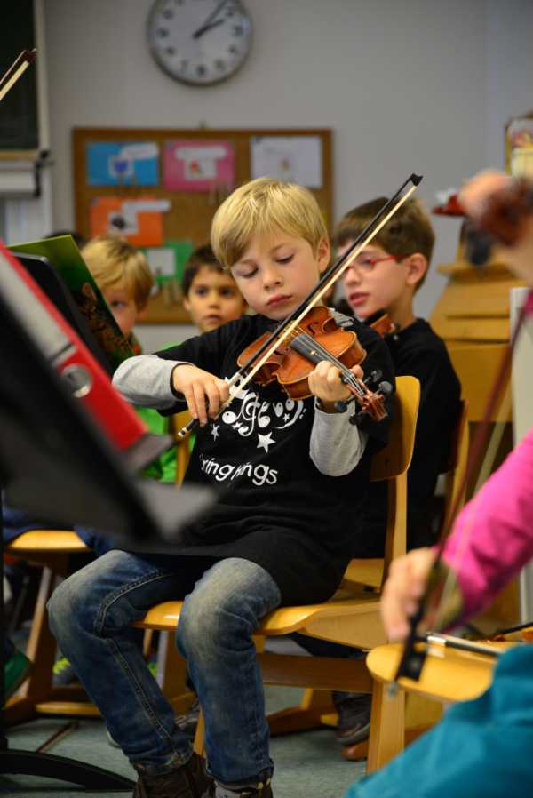 SchülerInnen mit ihren Instrumenten