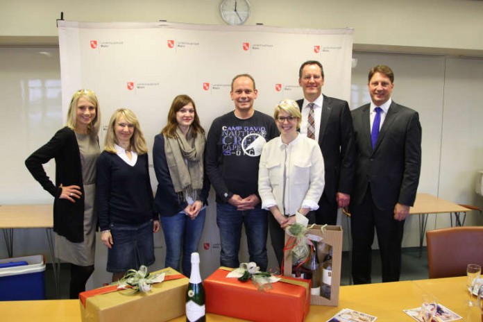 Sabrina Möhn (Weinkönigin), Bärbel Zylla, Amalena Höling, Michael Enders, Alenka Stenner (Weinprinzessin), OB Michael Ebling und Christoph Sitte (Wirtschaftsdezernent)