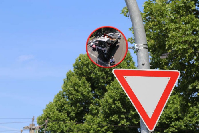 „Trixi-Spiegel“ verbessern für Bus- und LKW-Fahrer die Sicht auf vorfahrtsberechtigte Radfahrer