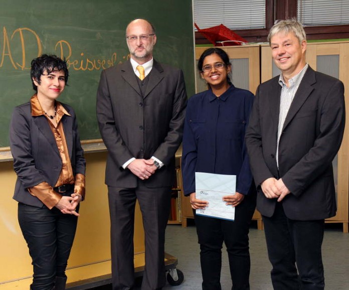 Dr.-Ing. Parya Memar, Leiterin Internationale Angelegenheiten ISGS, Prof. Dr. Klaus Schneider, Sireesha Rudraiah Basavaraju und Vizepräsident Norbert Wehn (v.l.n.r.).