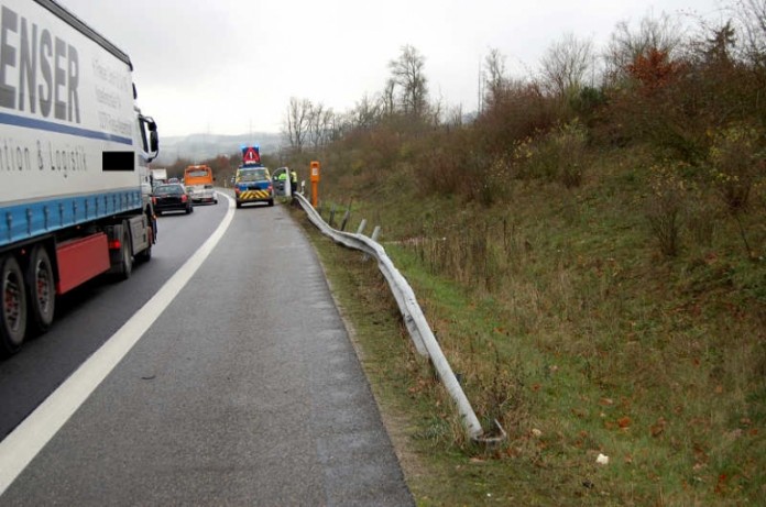 Nachdem der 60-Jährige mit seinem LKW in die Schutzplanken krachte ...