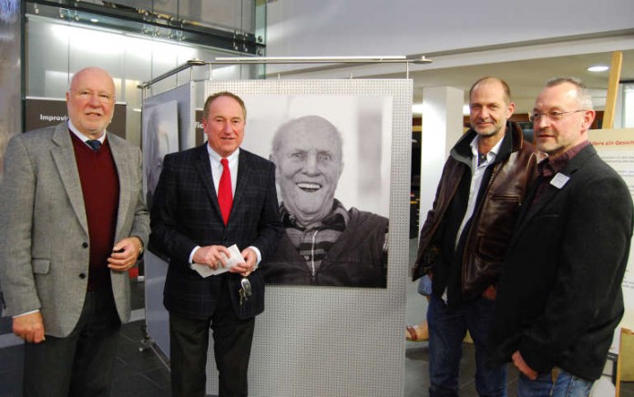 Karl-Heinz Dielmann, Vorstandsvorsitzender der Stadtsparkasse Kaiserslautern (2. von links) mit dem AWO-Vorstandsmitglied Franz Schermer (links), Alwin Emmenecker (rechts), Einrichtungsleiter des Seniorenhauses und dem Fotografen Thomas Brenner