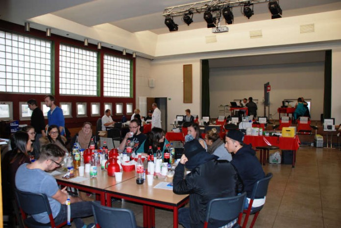 Vor und nach der Blutspende in der Aula stärkten sich die Schülerinnen und Schüler